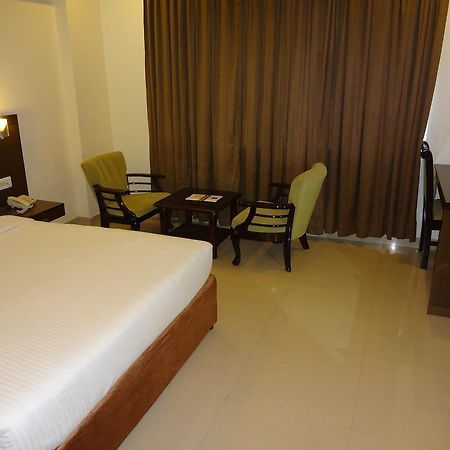 Hotel Budhil Park ヴィシャーカパトナム エクステリア 写真