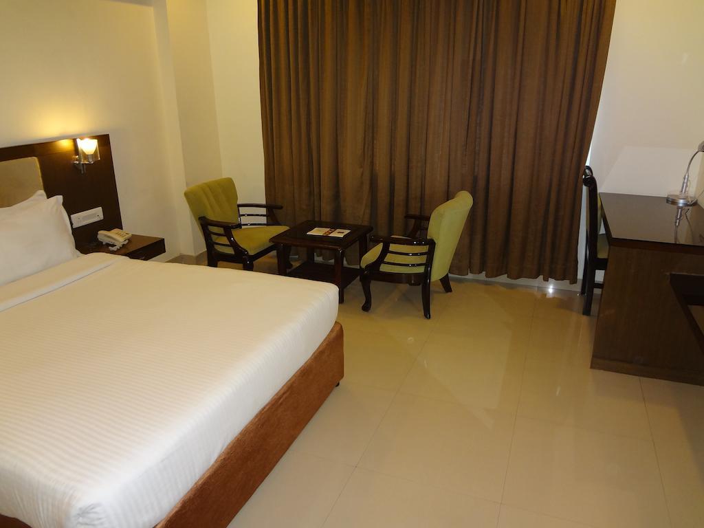 Hotel Budhil Park ヴィシャーカパトナム エクステリア 写真