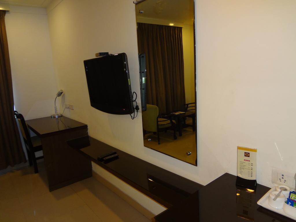 Hotel Budhil Park ヴィシャーカパトナム エクステリア 写真