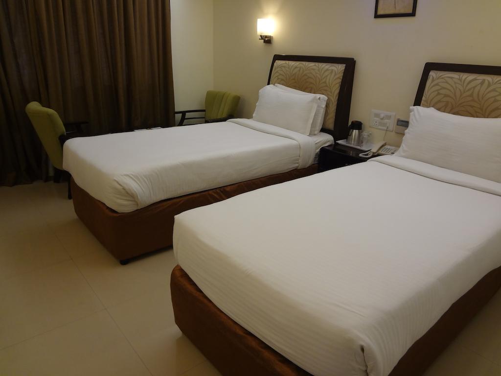 Hotel Budhil Park ヴィシャーカパトナム エクステリア 写真
