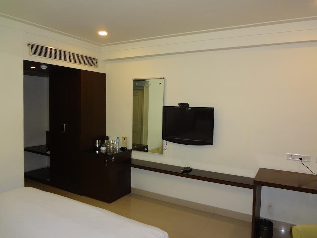 Hotel Budhil Park ヴィシャーカパトナム エクステリア 写真
