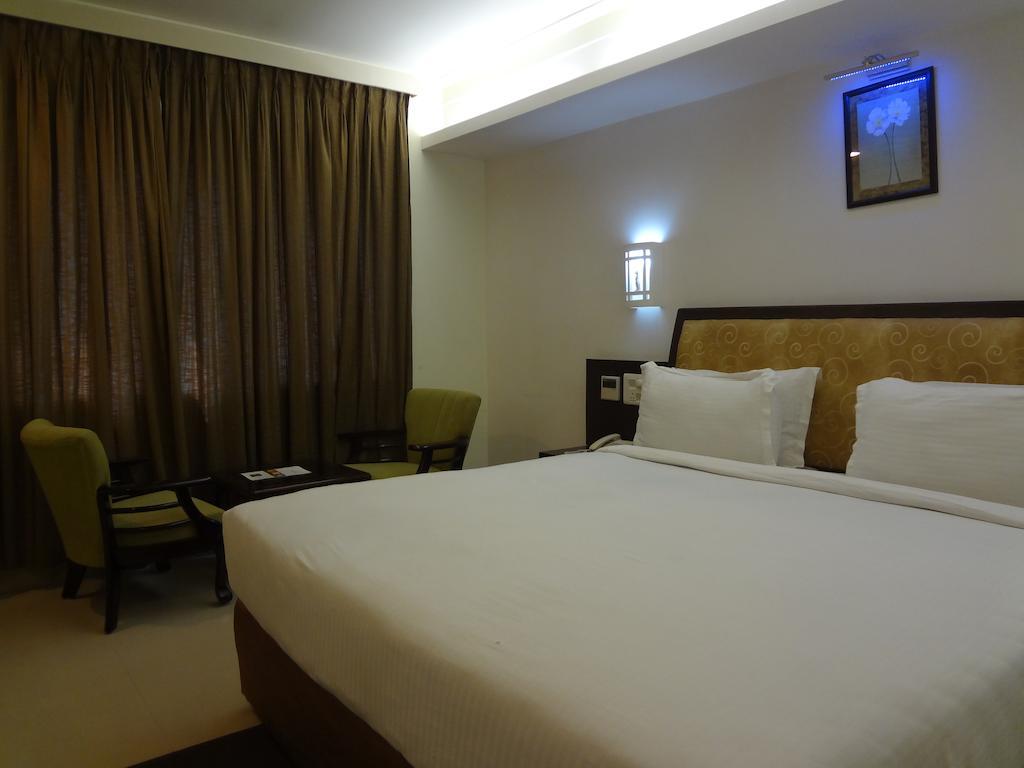 Hotel Budhil Park ヴィシャーカパトナム エクステリア 写真