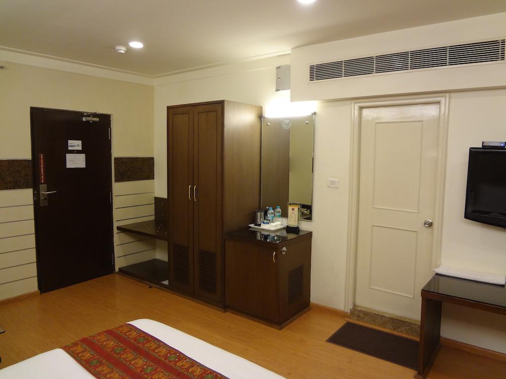 Hotel Budhil Park ヴィシャーカパトナム エクステリア 写真